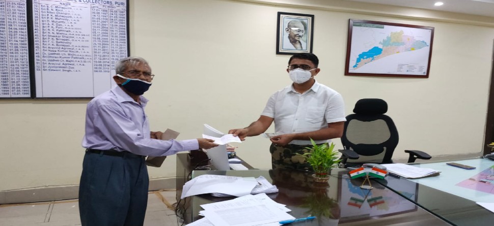 ସଙ୍କଟ ସମୟରେ ସହାୟତାର ହାତ ବଢ଼ାଇଲେ ଏହି ଅବସରପ୍ରାପ୍ତ IAS ଅଧିକାରୀ ସଙ୍କଟ ସମୟରେ ସହାୟତାର ହାତ ବଢ଼ାଇଲେ ଏହି ଅବସରପ୍ରାପ୍ତ IAS ଅଧିକାରୀ