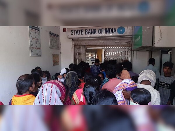 ଟଙ୍କା ହଡ଼ପ ଅଭିଯୋଗରେ ଏସଏଚଜି ଗୋଷ୍ଠୀର ଜିଲ୍ଲାପାଳ ଅଫିସ ଓ ବ୍ୟାଙ୍କ ଘେରାଉ