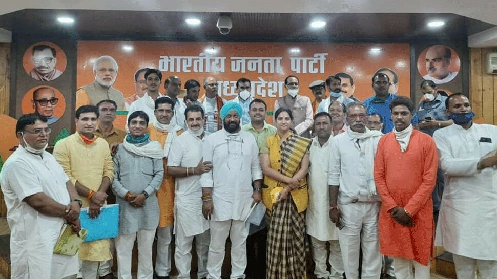 कांग्रेस को एक और झटका: सुवासरा से विधायक डंग सैकड़ों समर्थकों के साथ BJP में शामिल