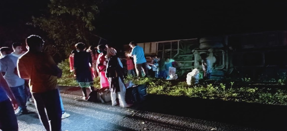 ଖ୍ରୀଷ୍ଟପୁରରେ ଓଲଟିଲା ନାଇଟ ଏକ୍ସପ୍ରେସ ବସ୍ ଖ୍ରୀଷ୍ଟପୁରରେ ଓଲଟିଲା ନାଇଟ ଏକ୍ସପ୍ରେସ ବସ୍