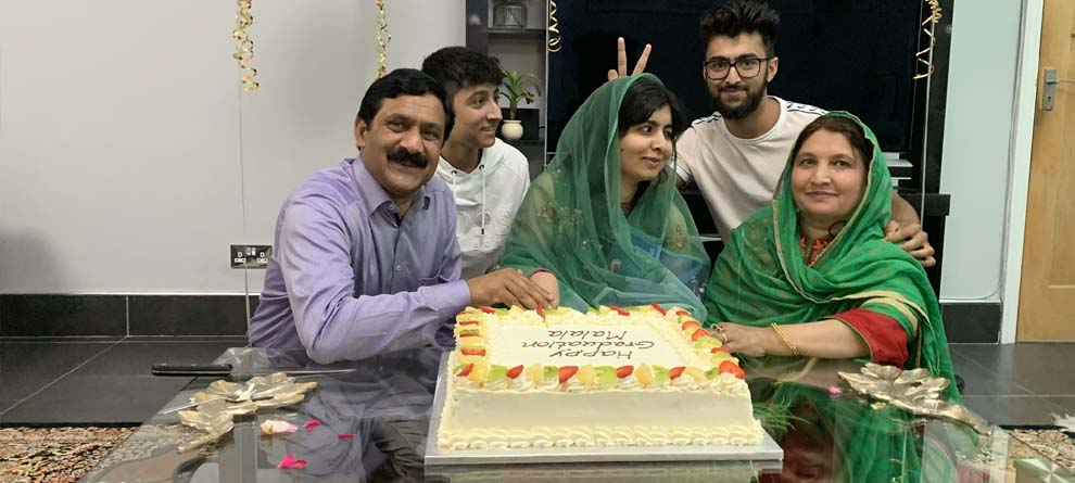 ସ୍ନାତକରେ ଉତ୍ତୀର୍ଣ୍ଣ ହେଲେ ମଲାଲା, ଭବିଷ୍ୟତ ଯୋଜନା ସମ୍ପର୍କରେ କହିଲେ ଏମିତି... ସ୍ନାତକରେ ଉତ୍ତୀର୍ଣ୍ଣ ହେଲେ ମଲାଲା, ଭବିଷ୍ୟତ ଯୋଜନା ସମ୍ପର୍କରେ କହିଲେ ଏମିତି...