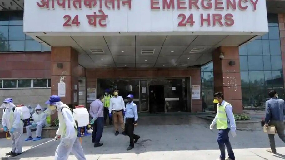 इमरजेंसी के बाहर नीचे पड़ा तड़तपा रहा मरीज़ और तमाशा देखते रहे अस्पताल मुलाज़िम
