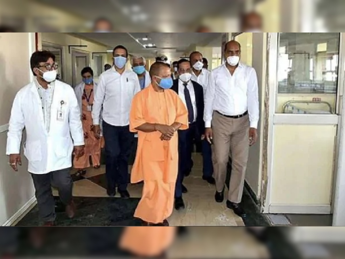उत्तर प्रदेश के मुख्यमंत्री योगी आदित्यनाथ कोविड अस्पताल के निरीक्षण के दौरान. (File Photo)