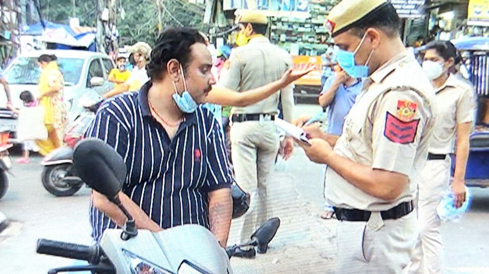 delhi police issues challan for not wearing mask | मास्क नहीं पहनने वालों को दिल्ली पुलिस ने ऐसे सिखाया सबक, लोगों ने पकड़े कान | Hindi News, प्रदेश