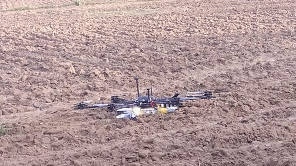 हिंदुस्तानी सरहद में घुसकर जासूसी कर रहे पाकिस्तानी ड्रोन को BSF ने मार गिराया हिंदुस्तानी सरहद में घुसकर जासूसी कर रहे पाकिस्तानी ड्रोन को BSF ने मार गिराया