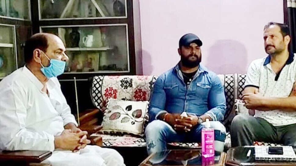 Sushant के पिता से मिले Khesari Lal Yadav, बॉलीवुड में नेपोटिज्म पर कही ये बड़ी बात