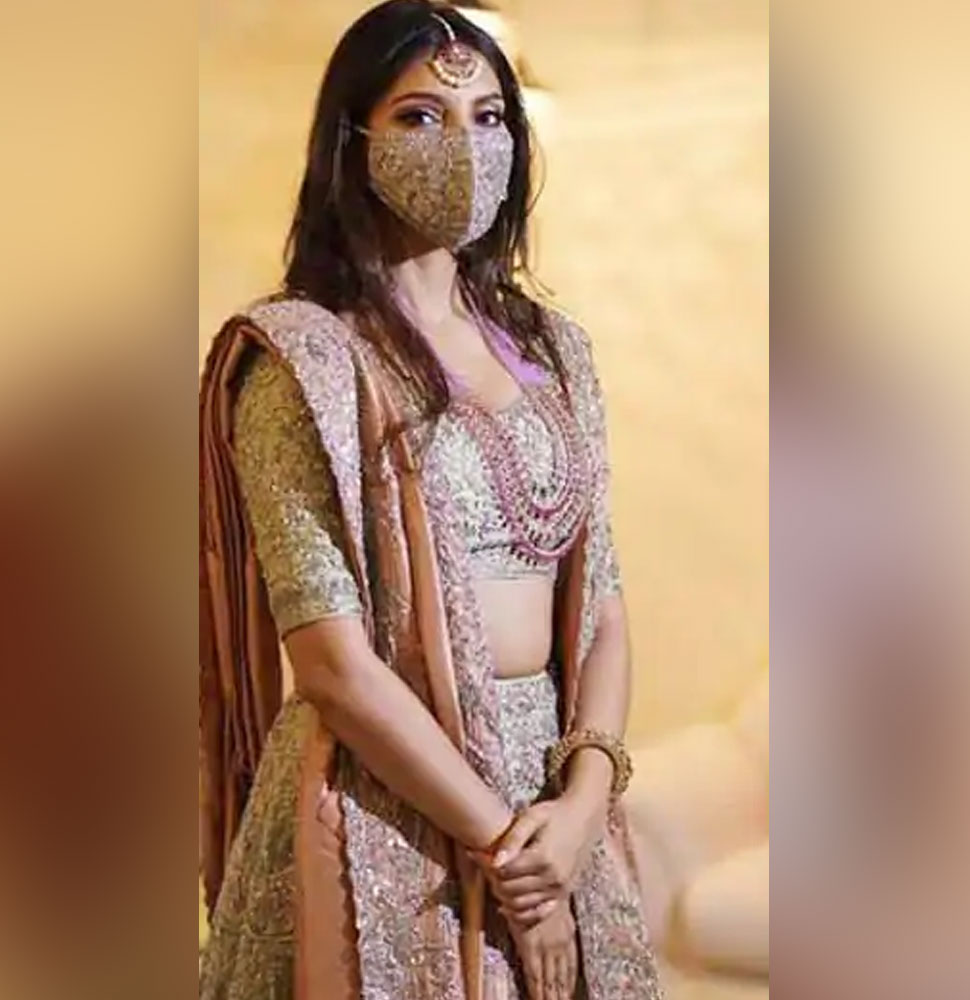 मास्क लगाए होने वाली दुल्हन की फोटो Miheeka Bajaj