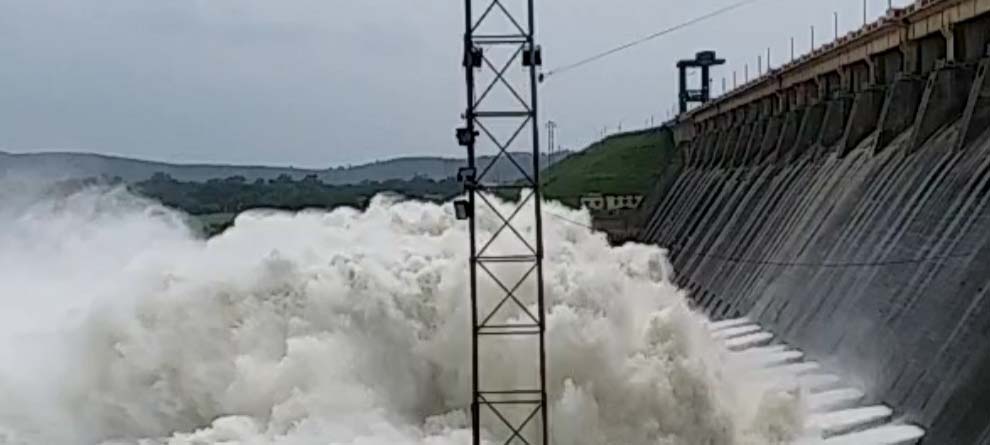 ହୀରାକୁଦ ଜଳଭଣ୍ଡାରରେ ବଢୁଛି ଜଳସ୍ତର, ସକାଳ ସୁଦ୍ଧା ରହିଛି ୬୧୫.୫୪ ଫୁଟ ହୀରାକୁଦ ଜଳଭଣ୍ଡାରରେ ବଢୁଛି ଜଳସ୍ତର, ସକାଳ ସୁଦ୍ଧା ରହିଛି ୬୧୫.୫୪ ଫୁଟ