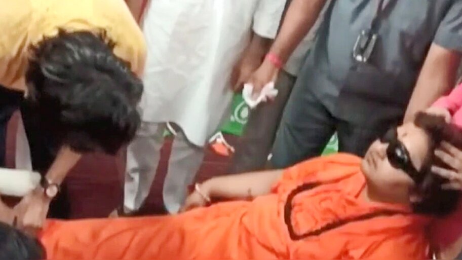 भोपाल: प्रोग्राम के बीच बेहोश होकर गिरीं प्रज्ञा ठाकुर