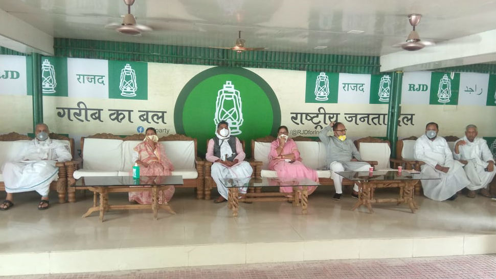 तेजप्रताप रेस से हुए OUT, आरजेडी ने MLC चुनाव के लिए इन तीन नामों पर लगाई मुहर