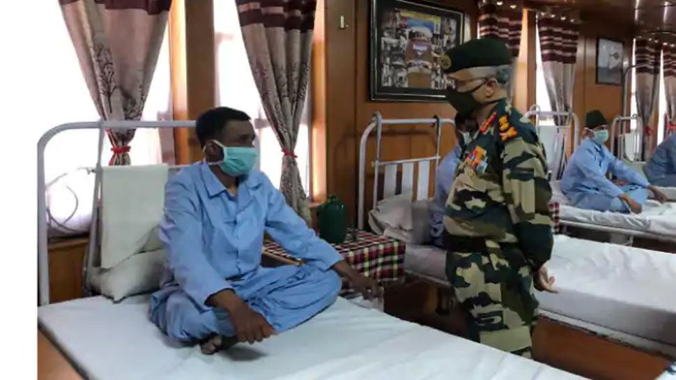 आर्मी चीफ ने किया लद्दाख का दौरा, झड़प में ज़ख्मी हुए बहादुरों से की मुलाकात आर्मी चीफ ने किया लद्दाख का दौरा, झड़प में ज़ख्मी हुए बहादुरों से की मुलाकात