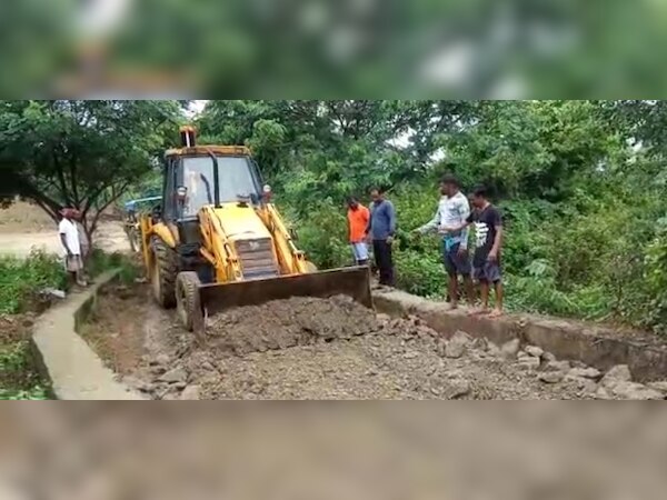 ଉଦାହରଣ ପାଲଟିଲେ ସମ୍ବଲପୁର ଯୁବଗୋଷ୍ଠୀ, ନିଜ ଉଦ୍ୟମ କଲେ ରାସ୍ତା ମରାମତି