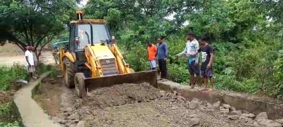 ଉଦାହରଣ ପାଲଟିଲେ ସମ୍ବଲପୁର ଯୁବଗୋଷ୍ଠୀ, ନିଜ ଉଦ୍ୟମ କଲେ ରାସ୍ତା ମରାମତି ଉଦାହରଣ ପାଲଟିଲେ ସମ୍ବଲପୁର ଯୁବଗୋଷ୍ଠୀ, ନିଜ ଉଦ୍ୟମ କଲେ ରାସ୍ତା ମରାମତି