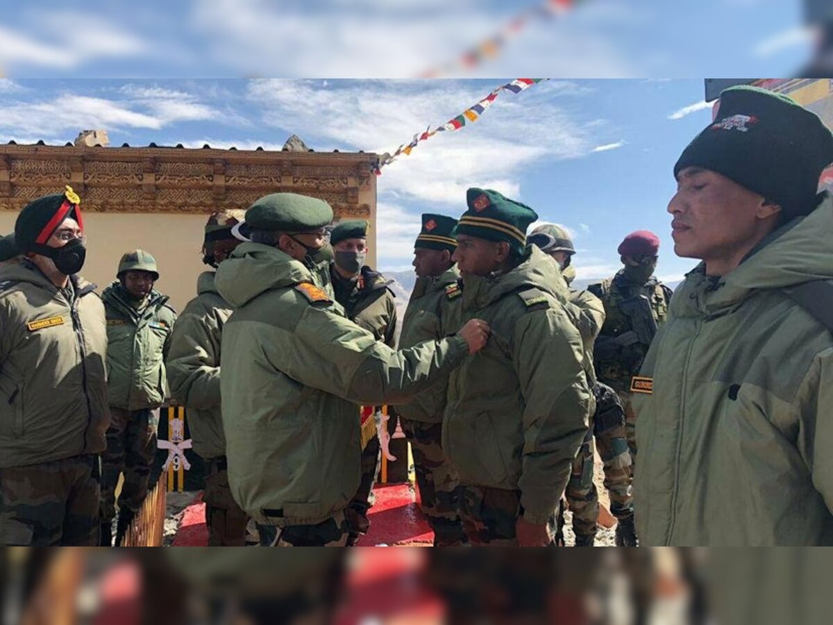 लद्दाख: सेनाप्रमुख ने चीनी सेना का मुकाबला करने वाले सैनिकों को किया सम्मानित
