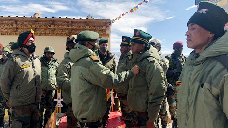 आर्मी चीफ ने चीनी फौज से डटकर सामना करने वाले जवानों को किया सरफराज़ आर्मी चीफ ने चीनी फौज से डटकर सामना करने वाले जवानों को किया सरफराज़