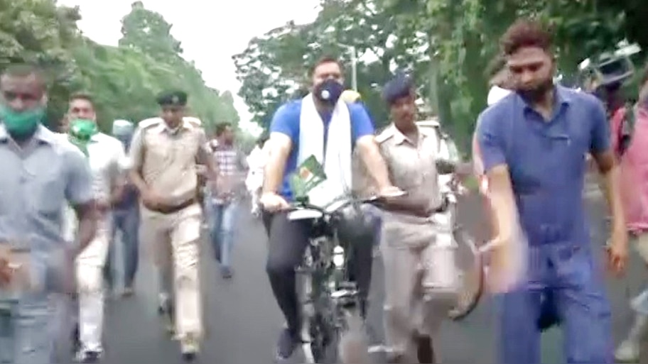 पेट्रोल-डीज़ल की बढ़ रही कीमतों को लेकर अपने हिमायतियों के साथ सड़क पर उतरे तेजस्वी