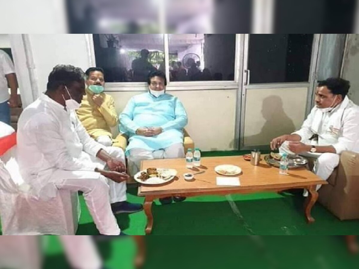 कांग्रेस द्वारा ट्वीट की गई प्रभुराम चौधरी और आशुतोष तिवारी की भोजन करते हुए तस्वीर.
