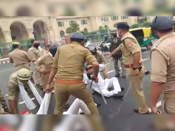 तेल की कीमतों को लेकर सपा लीडरों ने असेंबली के सामने किया मुज़ाहिरा, पुलिस ने किया लाठीचार्ज