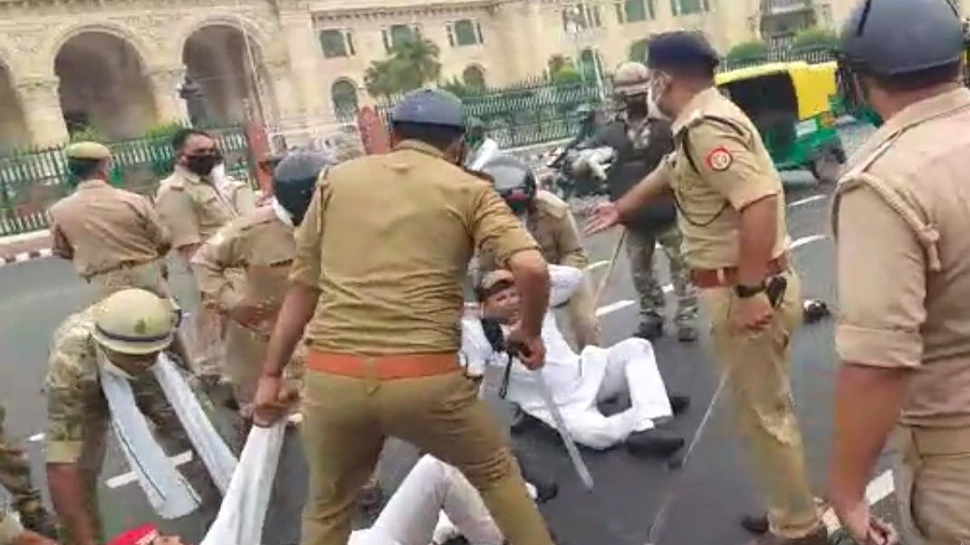 तेल की कीमतों को लेकर सपा लीडरों ने असेंबली के सामने किया मुज़ाहिरा, पुलिस ने किया लाठीचार्ज तेल की कीमतों को लेकर सपा लीडरों ने असेंबली के सामने किया मुज़ाहिरा, पुलिस ने किया लाठीचार्ज