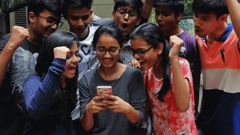 UP Board Result: 10वीं जमात में रिया और 12वीं में अनुराग मलिक ने मारी बाज़ी