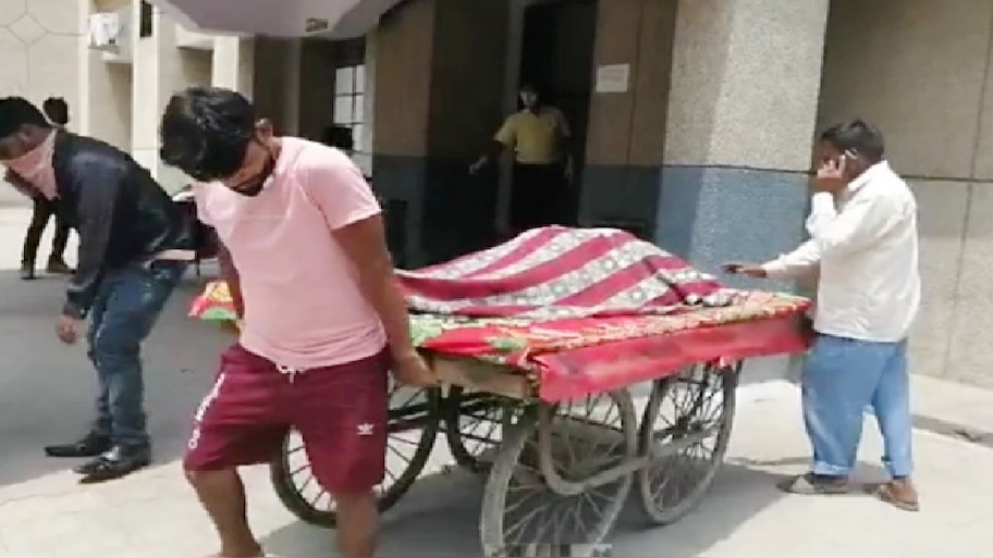अस्पताल से नहीं मिली एंबुलेंस तो लाश ठेले पर रखकर ले जाने को मजबूर हुआ परिवार