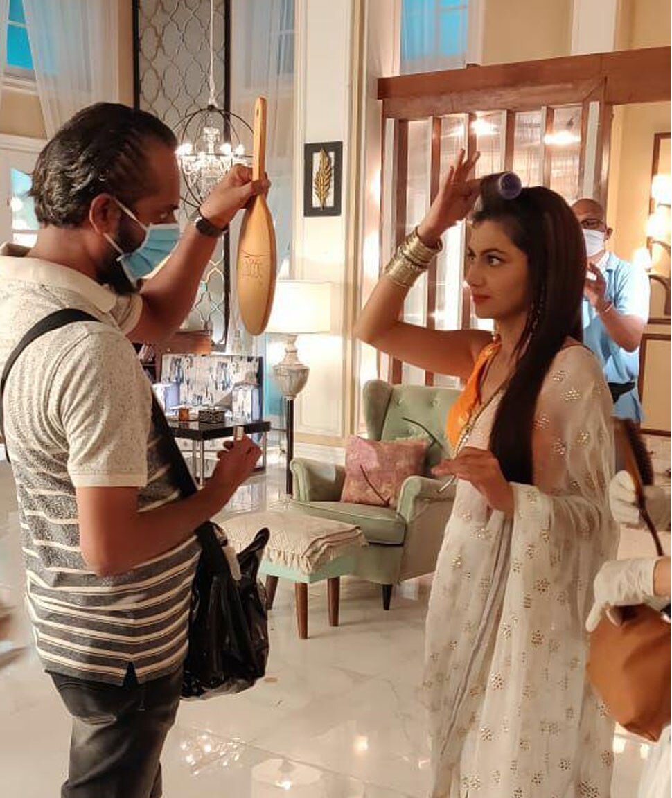 महाराष्ट्र सरकार की गाइडलाइन फॉलो करते दिखे कलाकार Kumkum Bhagya