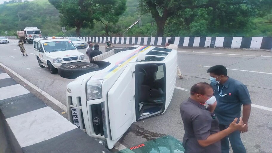 शरद पवार के काफिले में शामिल एक गाड़ी हादसे का शिकार, टला बड़ा हादसा