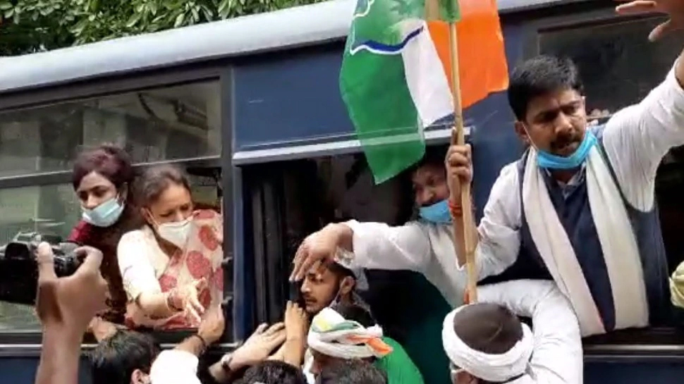 तेल की कीमतों में इज़ाफे को लेकर UP कांग्रेस ने किया मुज़ाहिरा, कई कारकुन हिरासत में तेल की कीमतों में इज़ाफे को लेकर UP कांग्रेस ने किया मुज़ाहिरा, कई कारकुन हिरासत में
