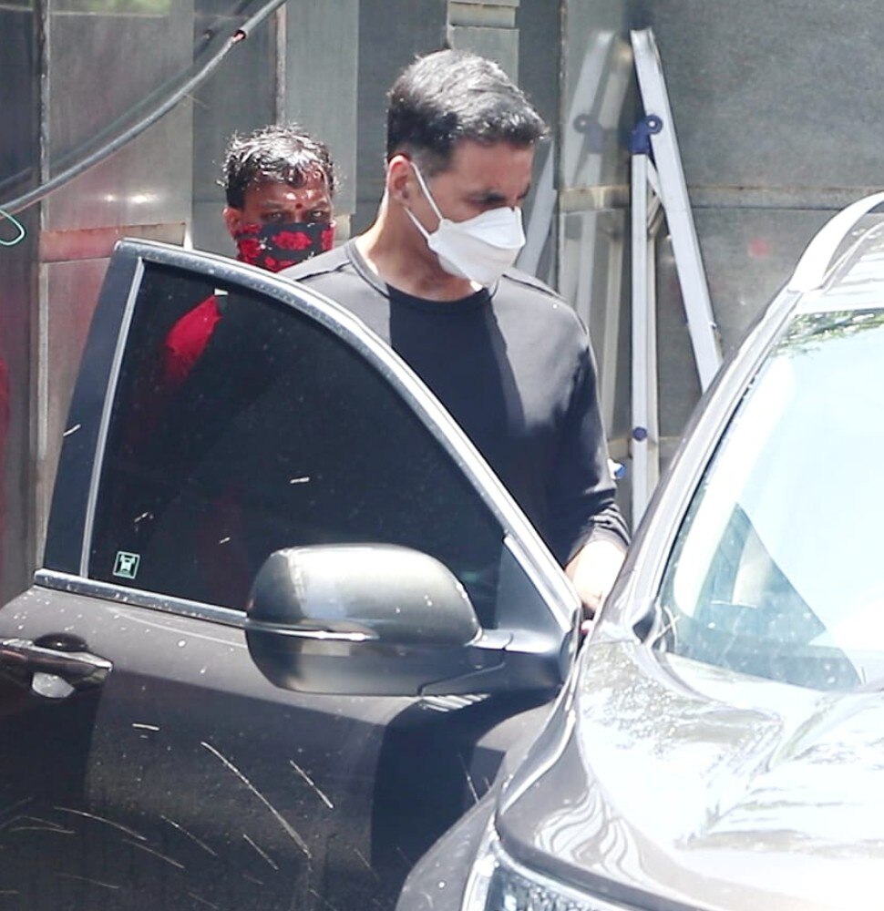 जैकी भगनानी के ऑफिस के बाहर स्पॉट हुए अक्षय कुमार Akshay Kumar clicked at vast bhagnani office