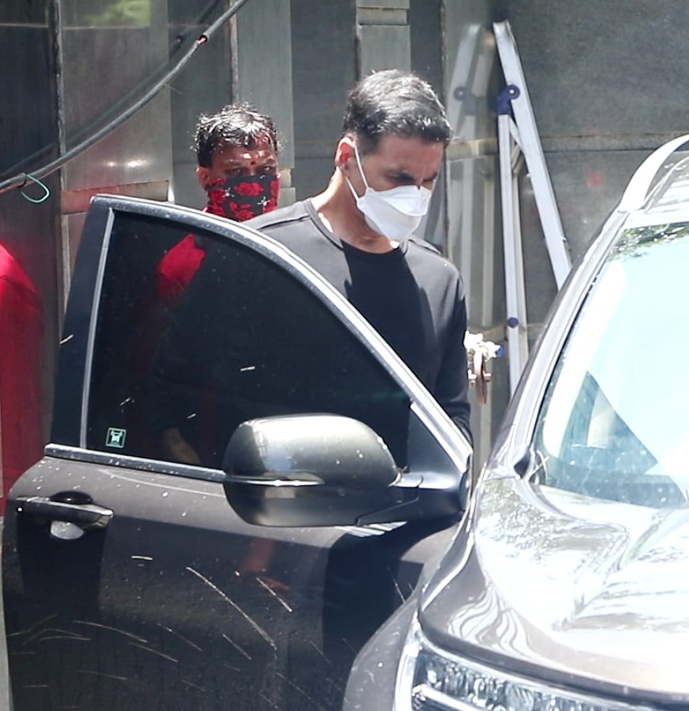 अक्षय कुमार अपनी आगामी फिल्मों की तैयारी में व्यस्त हैं Akshay Kumar Busy in lockdown