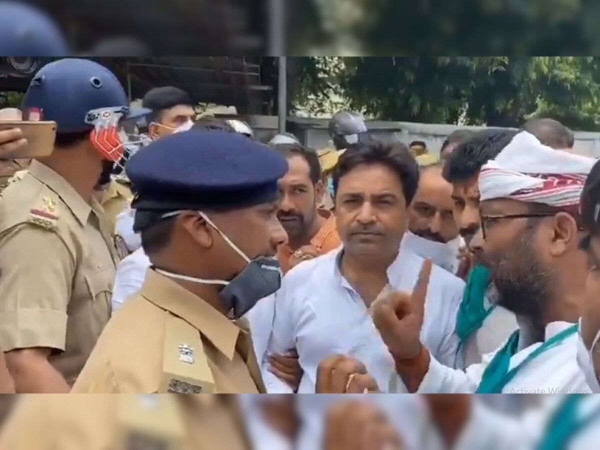 कांग्रेस दफ्तर के बाहर से अजय लल्लू को पुलिस ने हिरासत में लिया