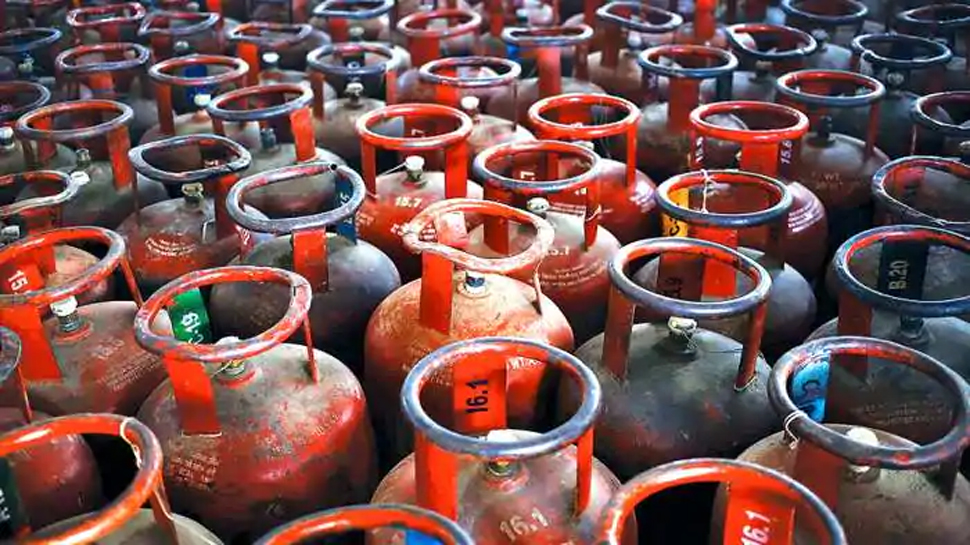 आम आदमी को लगा झटका, महंगा हुआ LPG सिलैंडर, जानिए क्या हैं नई कीमतें आम आदमी को लगा झटका, महंगा हुआ LPG सिलैंडर, जानिए क्या हैं नई कीमतें
