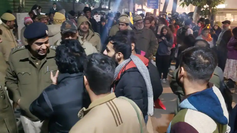 UP: सीएए मुखालिफ मुज़ाहिरों में फसाद मचाने वालों से वसूली करने पहुंची इंतेज़ामियाई टीम UP: सीएए मुखालिफ मुज़ाहिरों में फसाद मचाने वालों से वसूली करने पहुंची इंतेज़ामियाई टीम