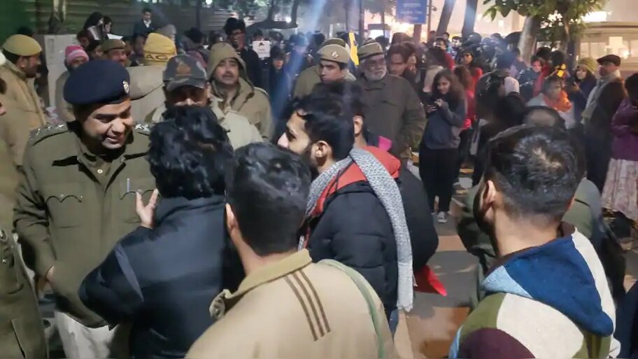 UP: सीएए मुखालिफ मुज़ाहिरों में फसाद मचाने वालों से वसूली करने पहुंची इंतेज़ामियाई टीम