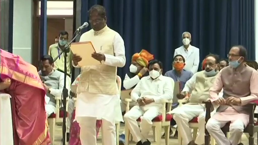 मध्य प्रदेश: शिवराज सिंह चौहान कैबिनेट की हुई तौसी, 28 वुज़रा ने लिया हलफ मध्य प्रदेश: शिवराज सिंह चौहान कैबिनेट की हुई तौसी, 28 वुज़रा ने लिया हलफ