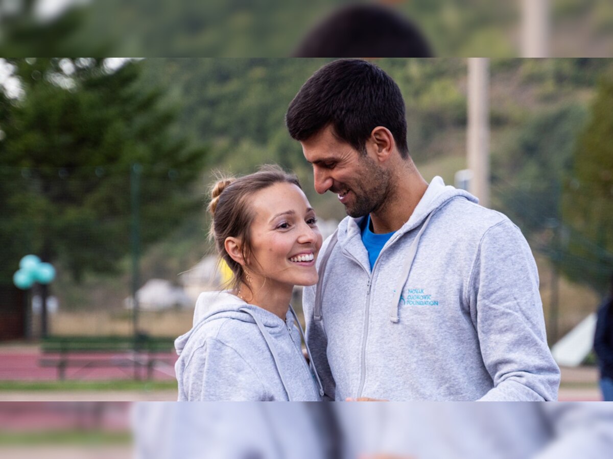 दुनिया के नंबर वन टेनिस खिलाड़ी नोवाक जोकोविच और उनकी पत्नी जेलेना.(फोटो-Twitter/@DjokerNole)