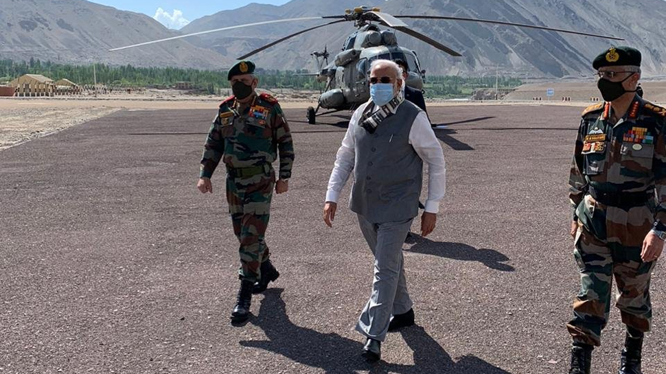 CDS जनरल बिपिन रावत के साथ अचानक लेह दौरे पर पहुंचे पीएम नरेंद्र मोदी CDS जनरल बिपिन रावत के साथ अचानक लेह दौरे पर पहुंचे पीएम नरेंद्र मोदी
