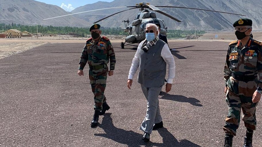 CDS जनरल बिपिन रावत के साथ अचानक लेह दौरे पर पहुंचे पीएम नरेंद्र मोदी