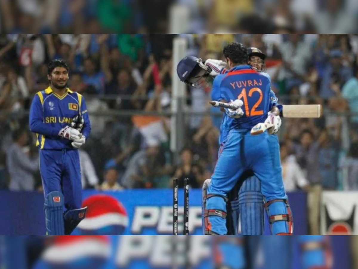 वर्ल्ड कप 2011 का फाइनल जीतने के बाद जश्न मनाते युवराज सिंह और महेंद्र सिंह धोनी. (फोटो-Reuters)