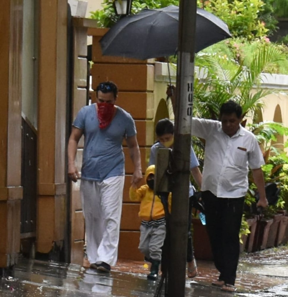 पापा सैफ के साथ सैर पर निकले तैमूर Saif Ali Khan and Taimur