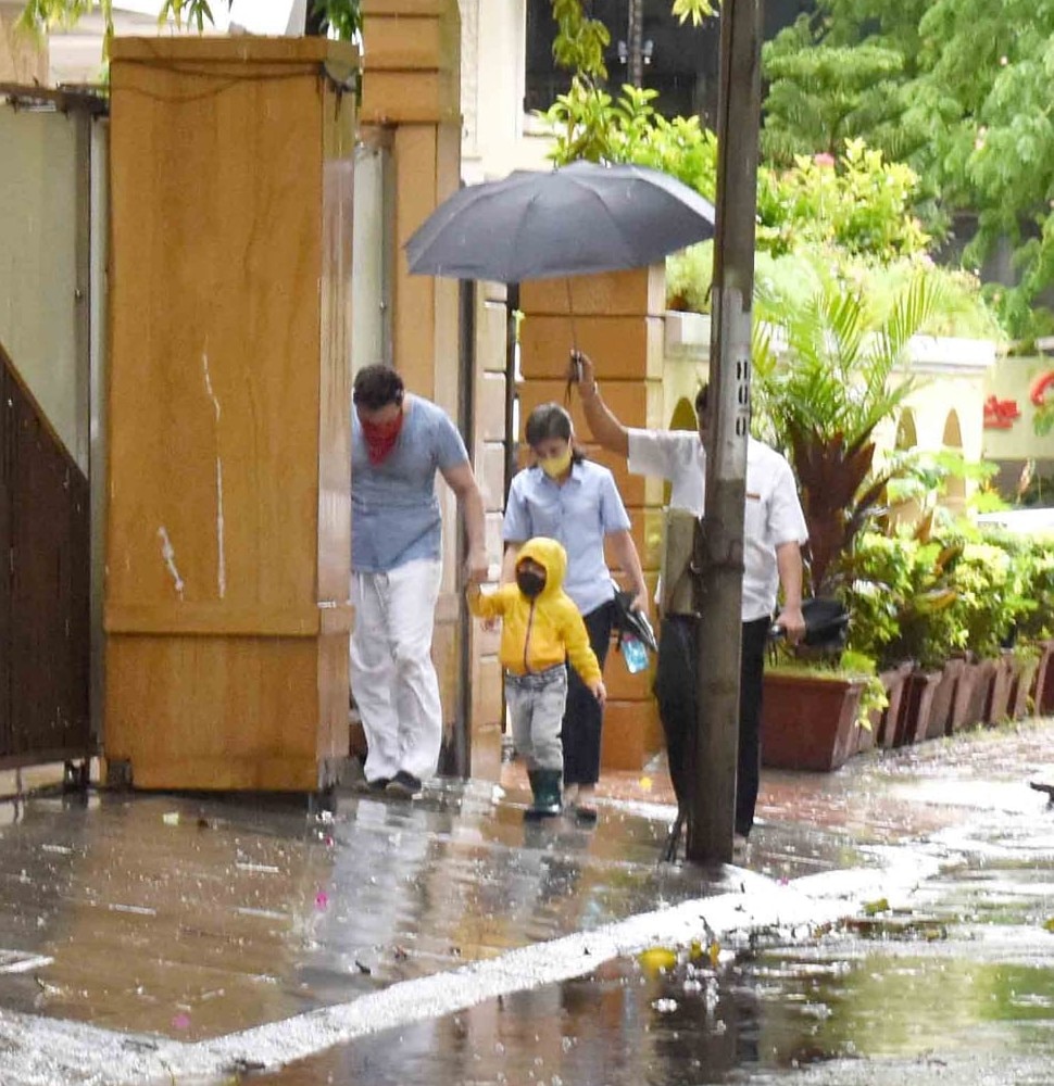 नन्हे तैमूर की मतवाली चाल little Taimur looking cute
