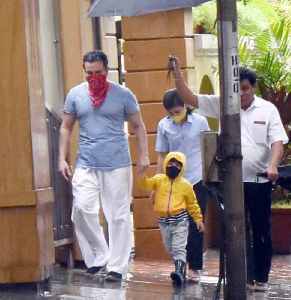 नन्हे नवाब तैमूर अली खान बारिश का लुत्फ उठाते हुए Taimur ali khan enjoying rain
