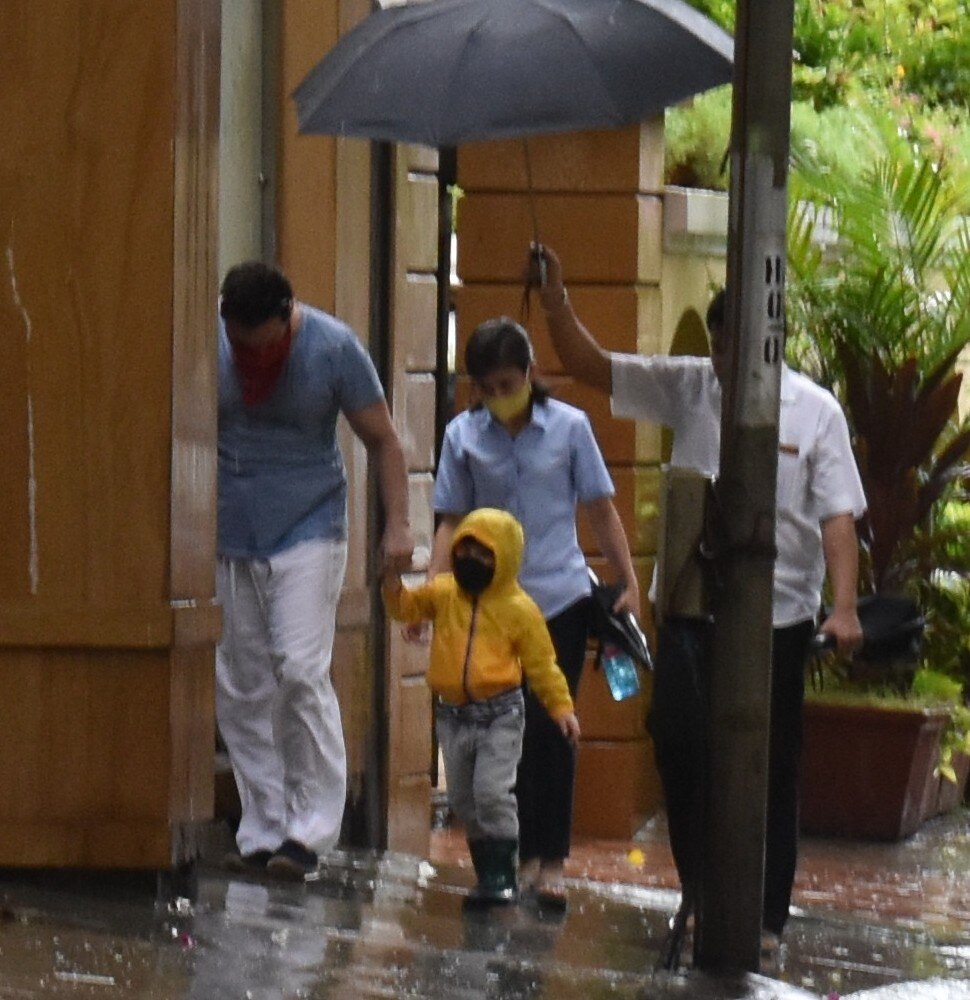 पीले रंग के जैकेट में क्यूट दिख रहे तैमूर Taimur is looking cute in yellow jacket
