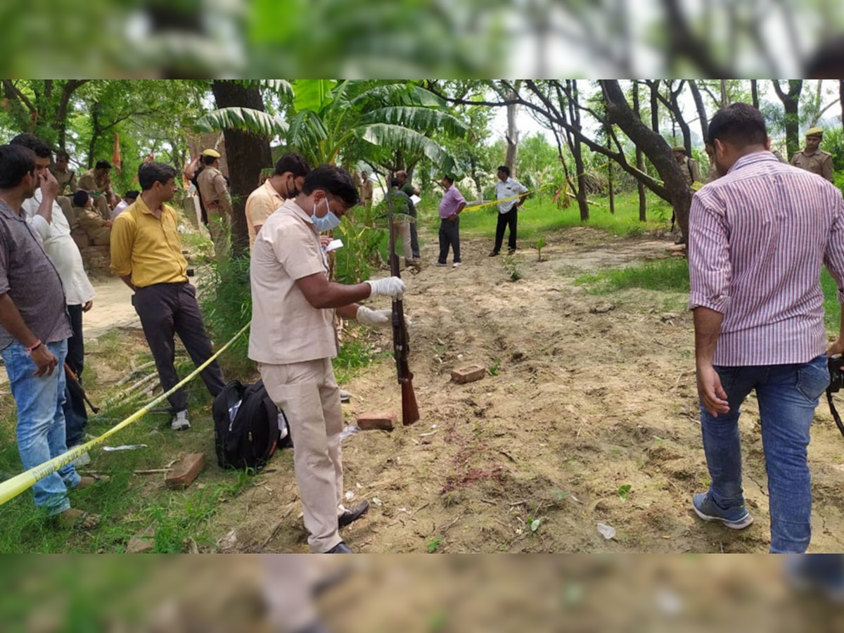 हत्याकांड से 24 घंटे पहले तक Vikas Dubey कर रहा था पुलिसवालों से बात, इन्होंने दी Raid की खबर!