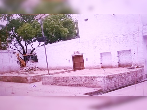 Kanpur Encounter: विकास दुबे का घर गिरा रही है पुलिस, अब तक 12 लोगों की हुई गिरफ्तारी