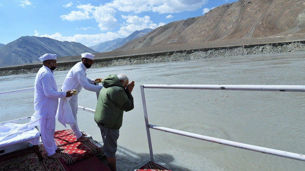 गतिरोध के बीच शुक्रवार को लद्दाख का दौरा PM narendra modi in ladakh