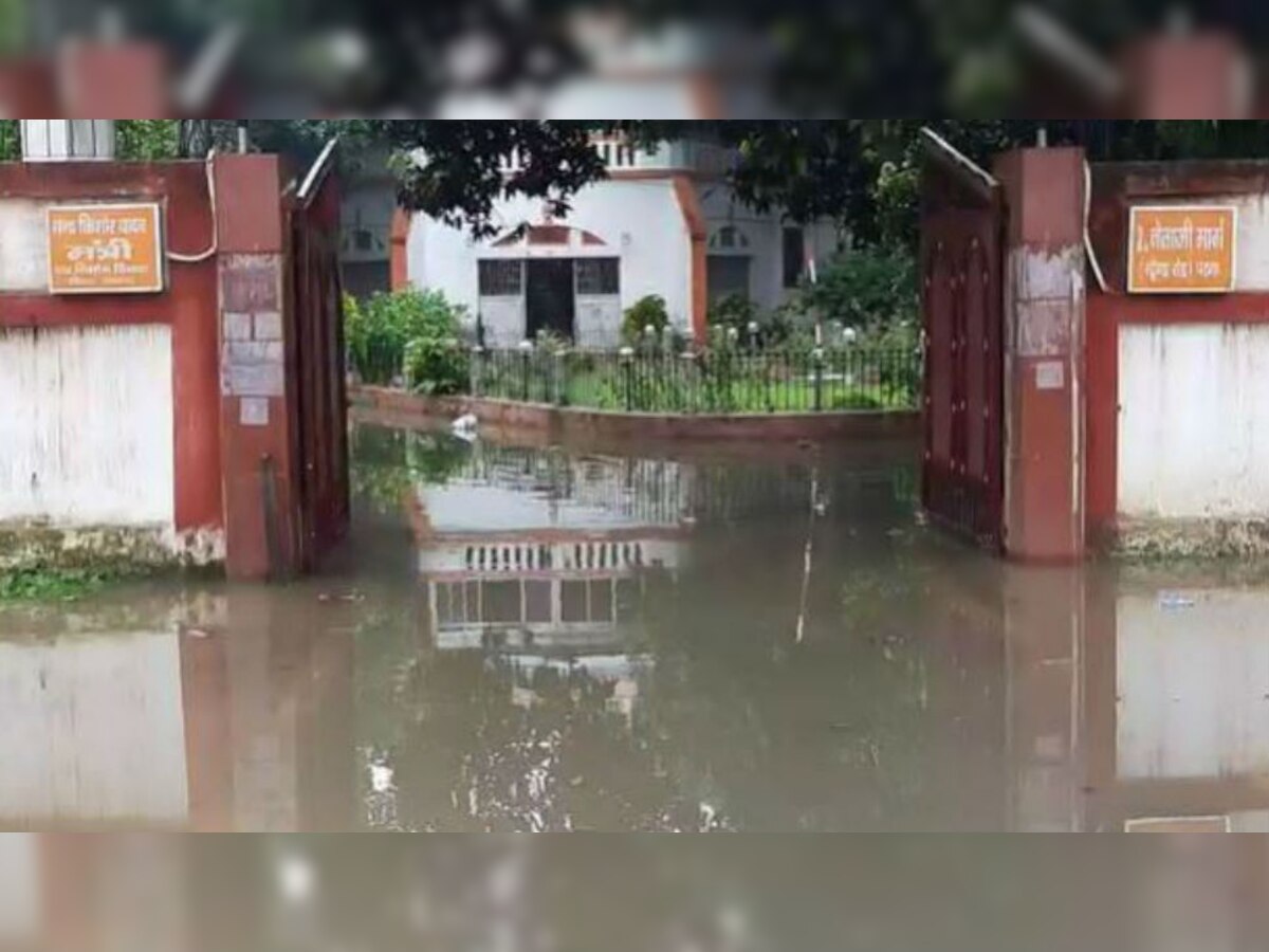  मंत्री नंद किशोर यादव के आवास परिसर में पानी जमा हो गया है.