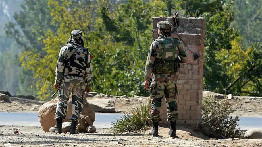 जम्मू-कश्मीर: पुलवामा में हुआ IED धमाका, एक CRPF जवान ज़ख्मी