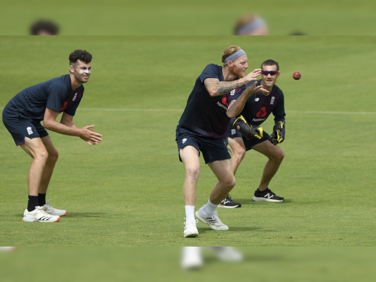 अपने साथ खिलाड़ियों के साथ प्रैक्टिस करते हुए इंग्लैंड टीम के कप्तान बेन स्टोक्स. (फोटो-PTI)