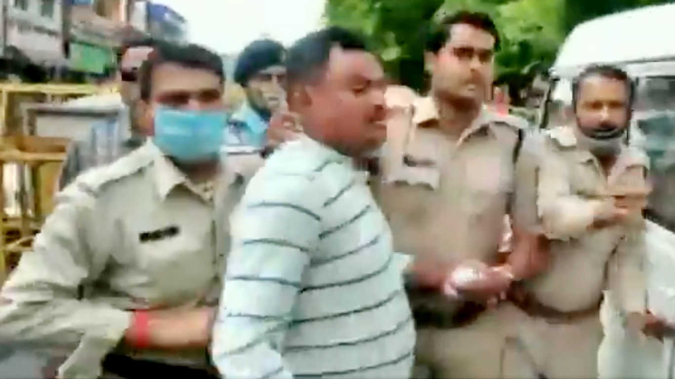 गिरफ्तारी के बाद ज़ोर-ज़ोर से चिल्लाया विकास दुबे,'मैं विकास दुबे हूं, कानपुर वाला' गिरफ्तारी के बाद ज़ोर-ज़ोर से चिल्लाया विकास दुबे,'मैं विकास दुबे हूं, कानपुर वाला'